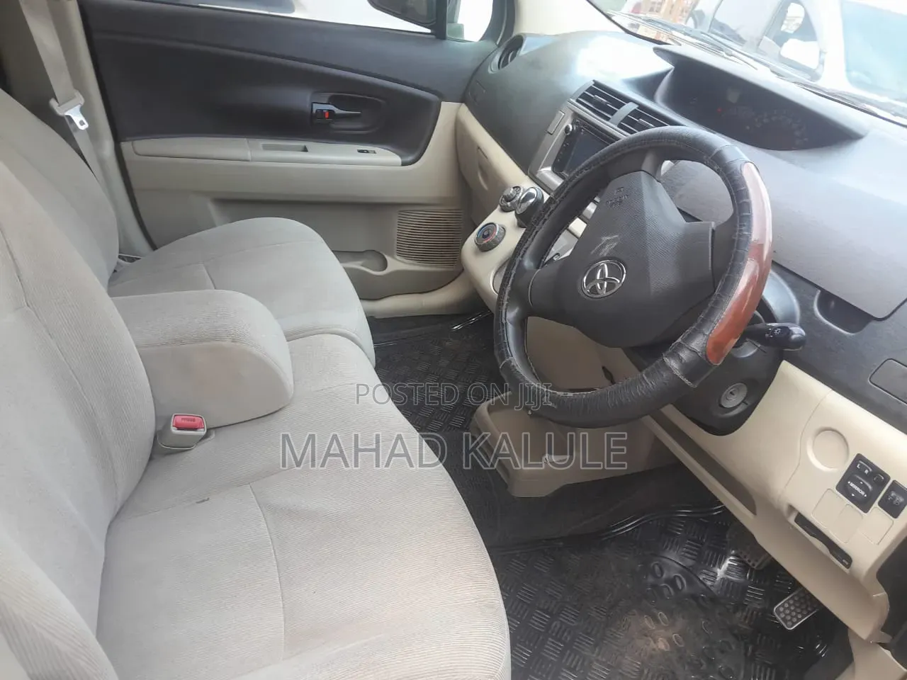 Toyota Passo Sette 2010 Gold