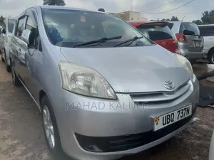 Toyota Passo Sette 2010 Silver