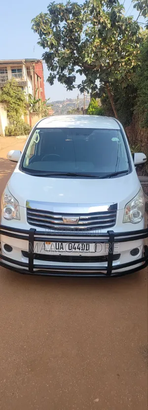 Toyota Noah 2.0 143hp AWD (7 Seater) 2012 White