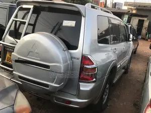 Mitsubishi Pajero 2001 Silver