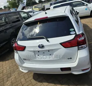 Toyota Corolla Fielder 1.5 Hybrid FWD 2018 White
