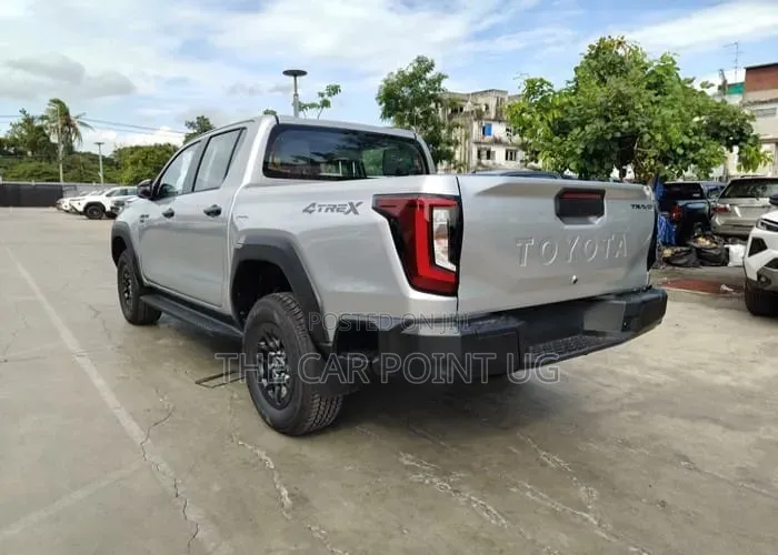 New Toyota Hilux 2025 Silver