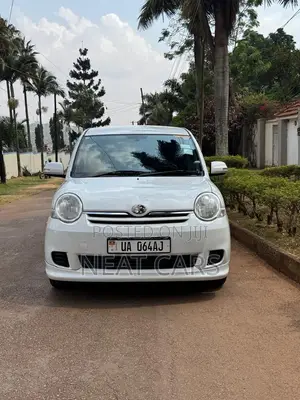 Toyota Sienta 2010 White