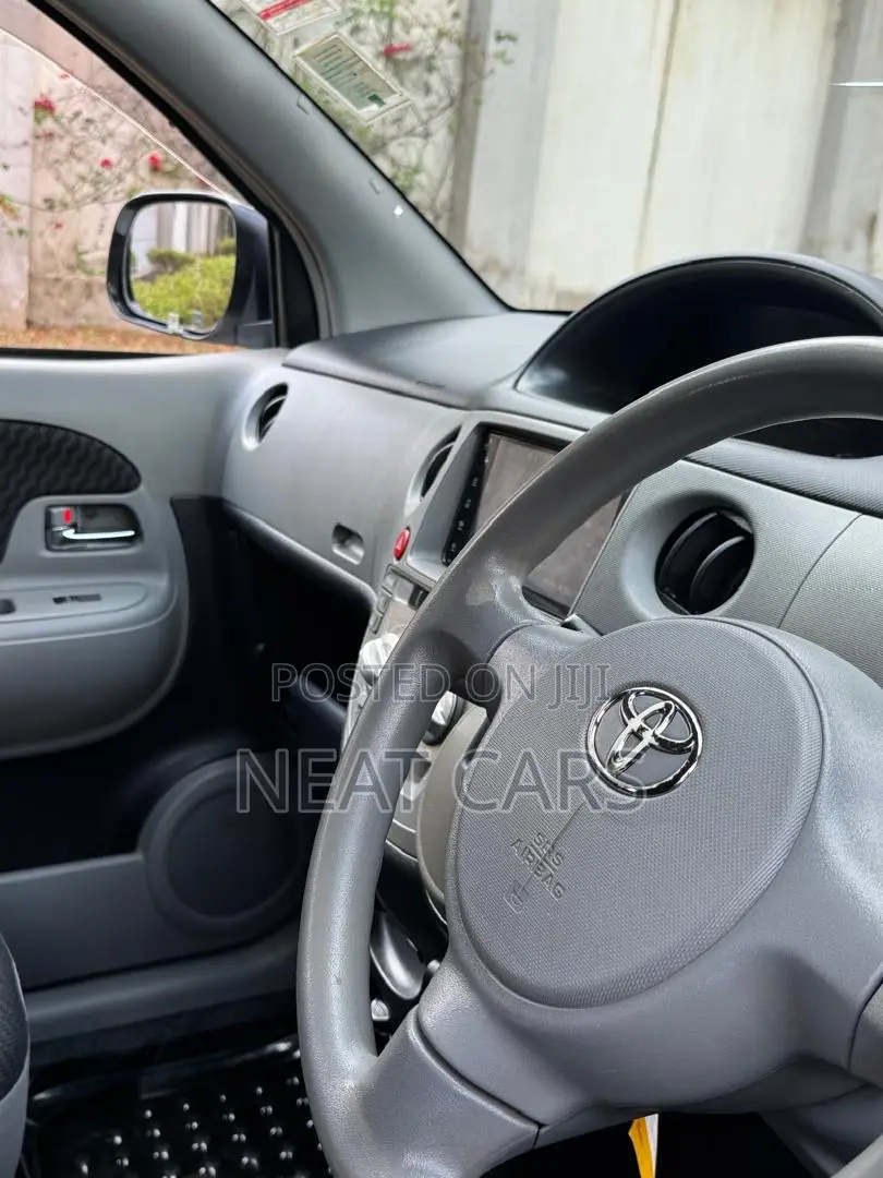 Toyota Sienta 2010 White