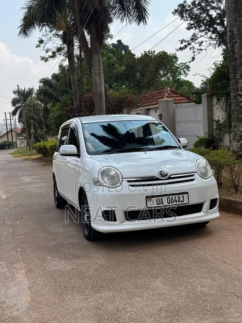 Toyota Sienta 2010 White