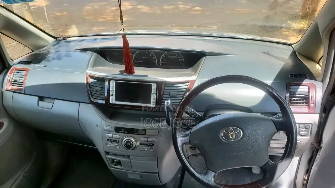 Toyota Noah 2005 Silver