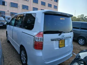 Toyota Noah 2010 White