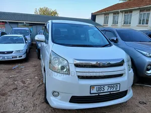 Toyota Noah 2010 White