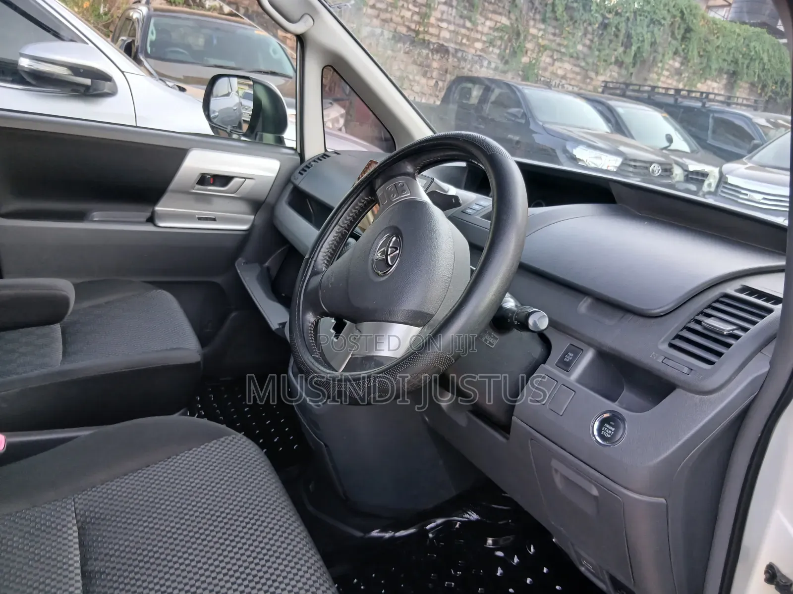 Toyota Noah 2010 White