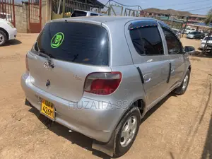 Toyota Vitz 2010 Silver
