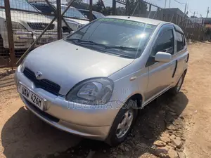 Toyota Vitz 2010 Silver