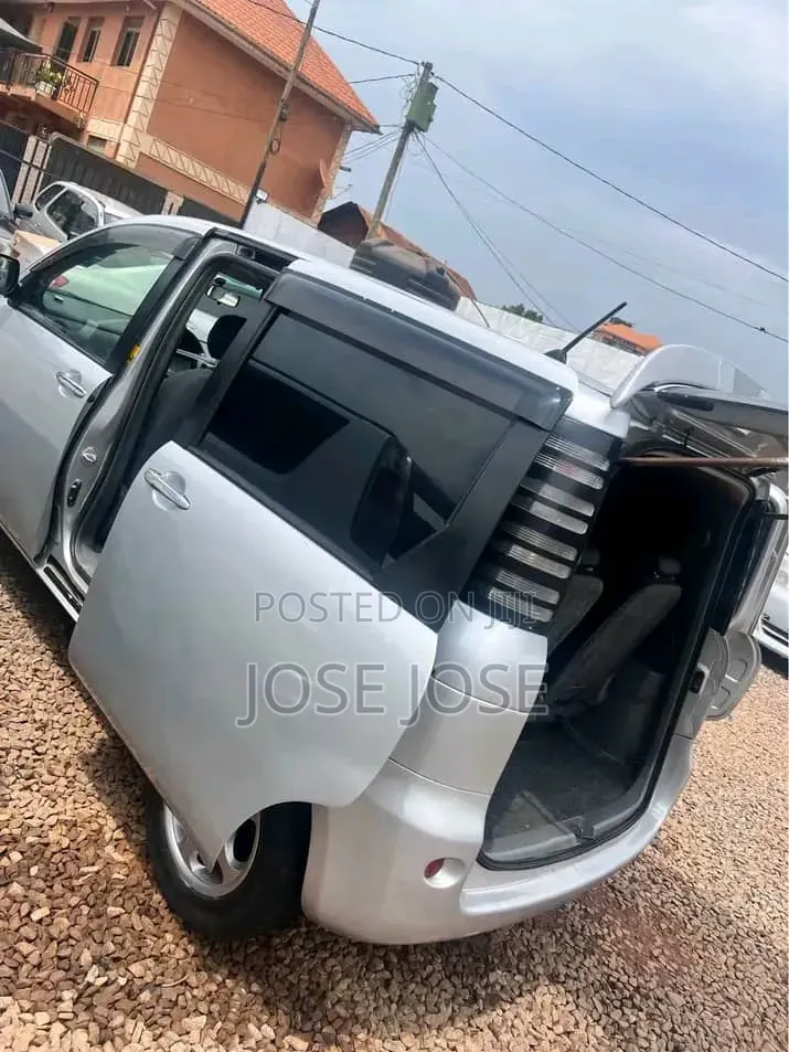 Toyota Sienta 2009 Silver