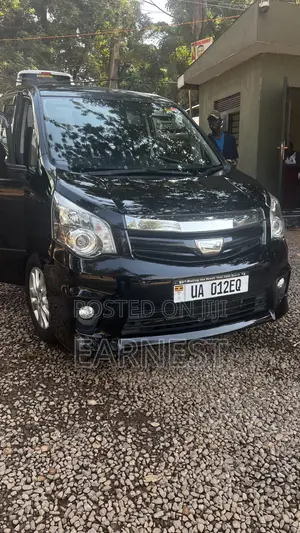 Toyota Noah 2.0 143hp FWD (8 Seater) 2013 Black