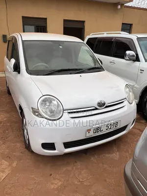 Toyota Sienta 2010 White