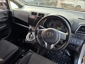Toyota Ractis 2012 Silver