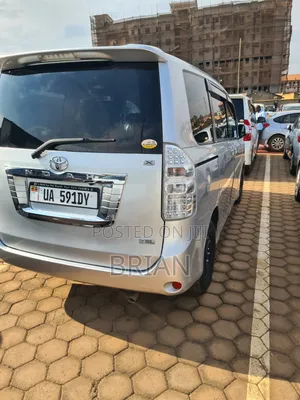 Toyota Noah 2011 Silver