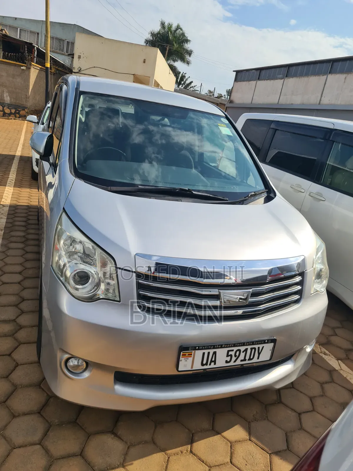 Toyota Noah 2011 Silver
