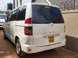 Toyota Noah 2004 White