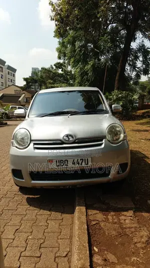 Toyota Sienta 2011 Silver
