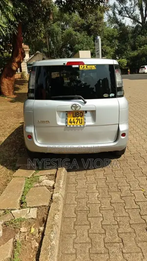 Toyota Sienta 2011 Silver