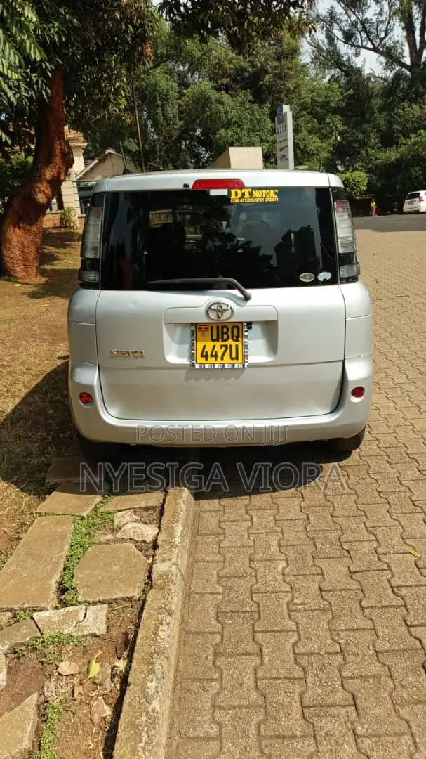 Toyota Sienta 2011 Silver