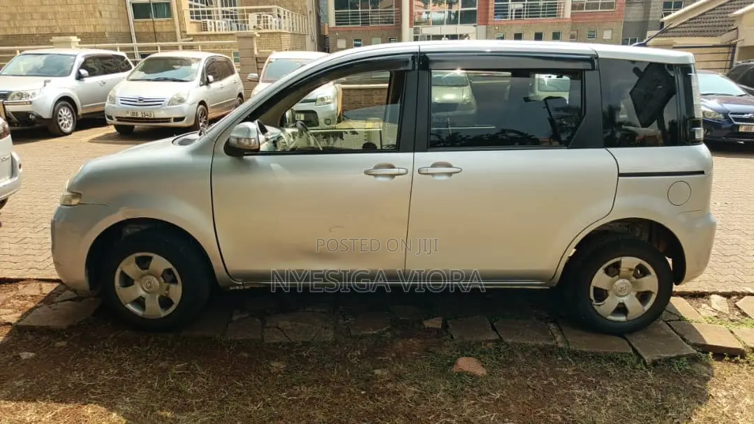 Toyota Sienta 2011 Silver