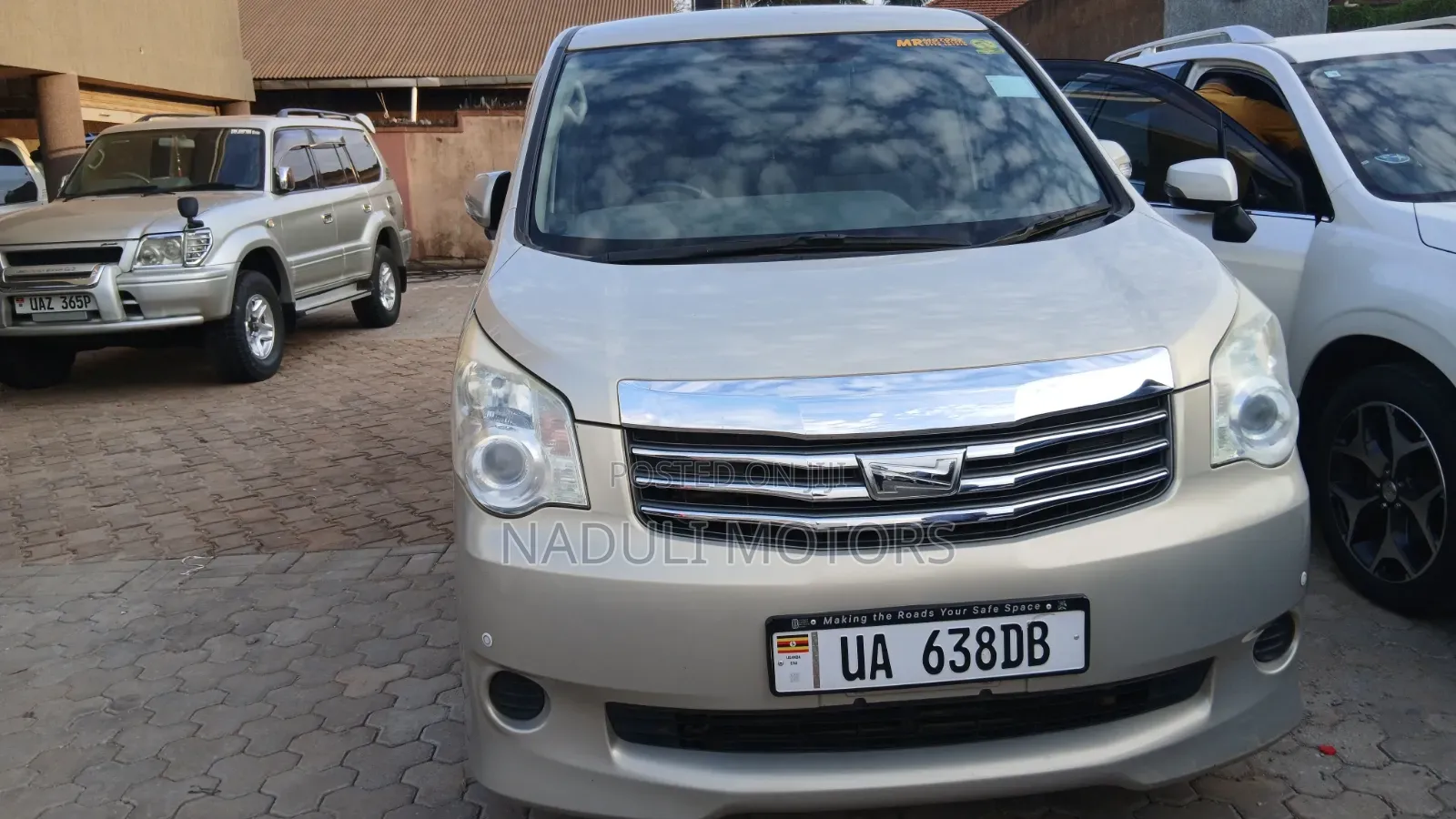 Toyota Noah 2012