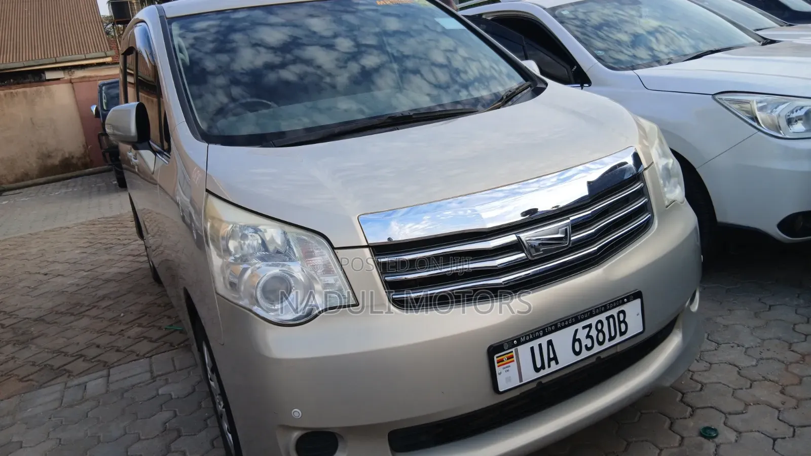 Toyota Noah 2012