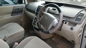 Toyota Noah 2012