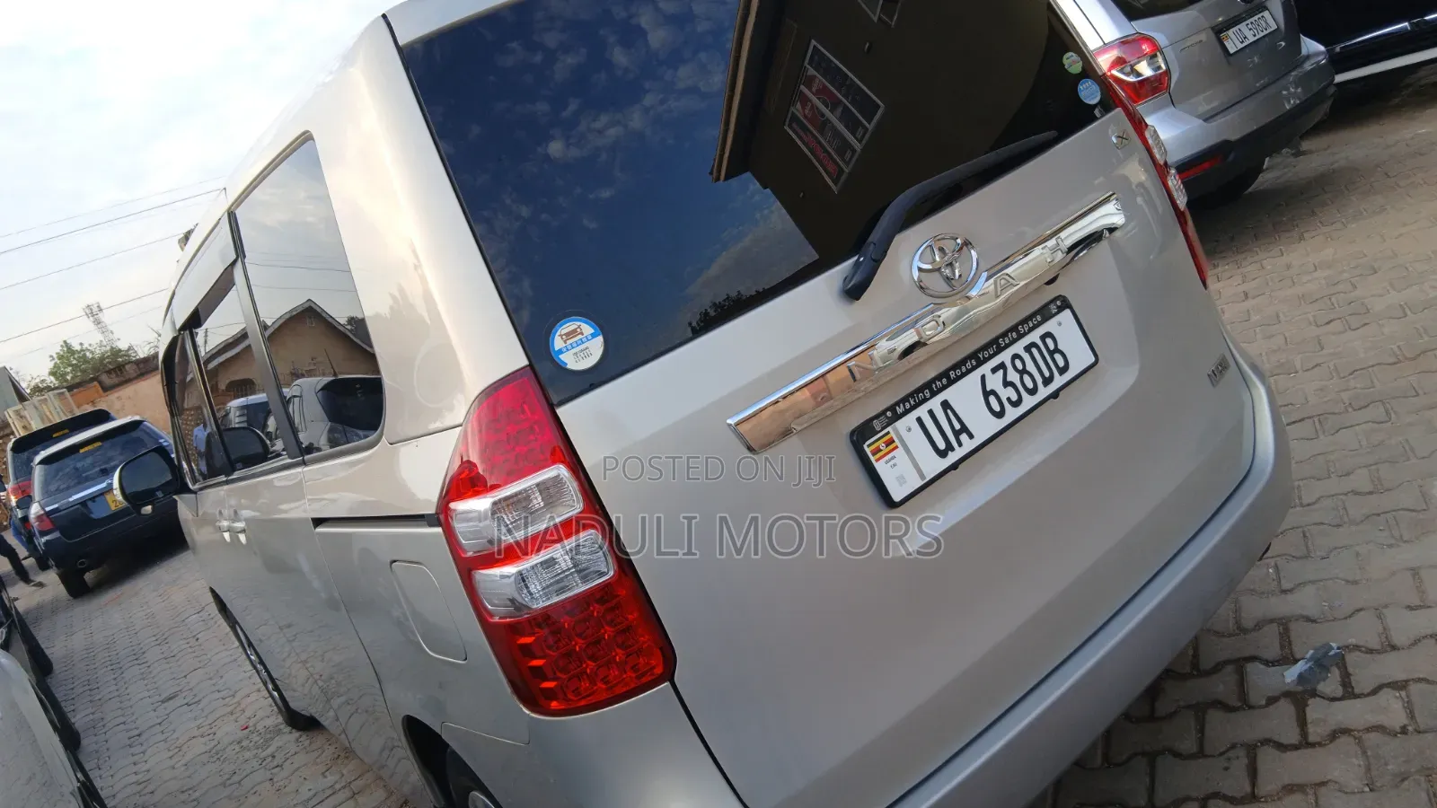 Toyota Noah 2012
