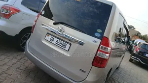 Toyota Noah 2012