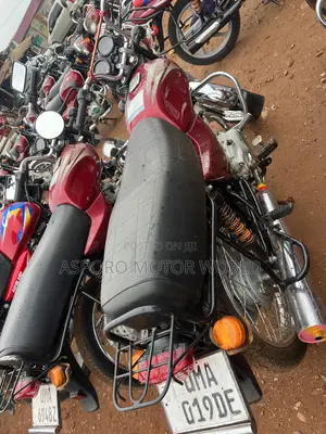 Bajaj Boxer 100 2025 Red