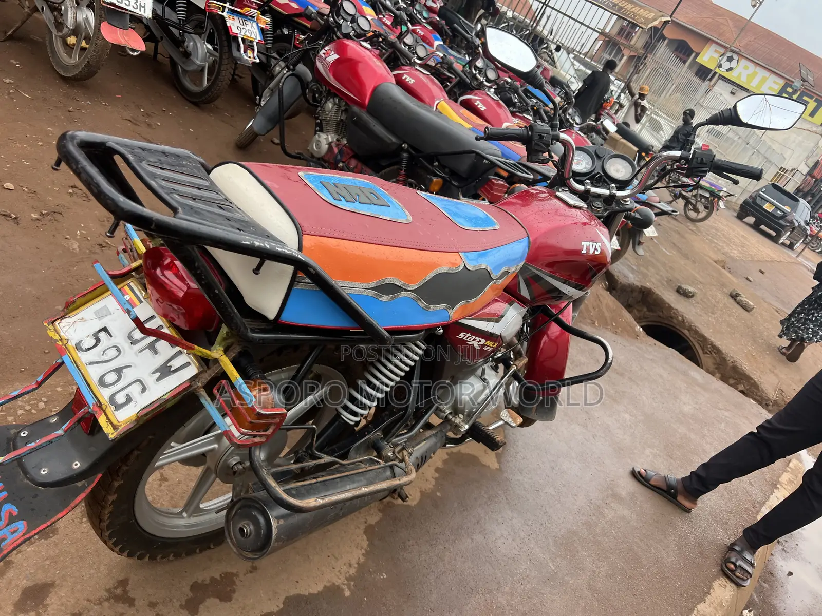 TVS HLX 125 2023 Red