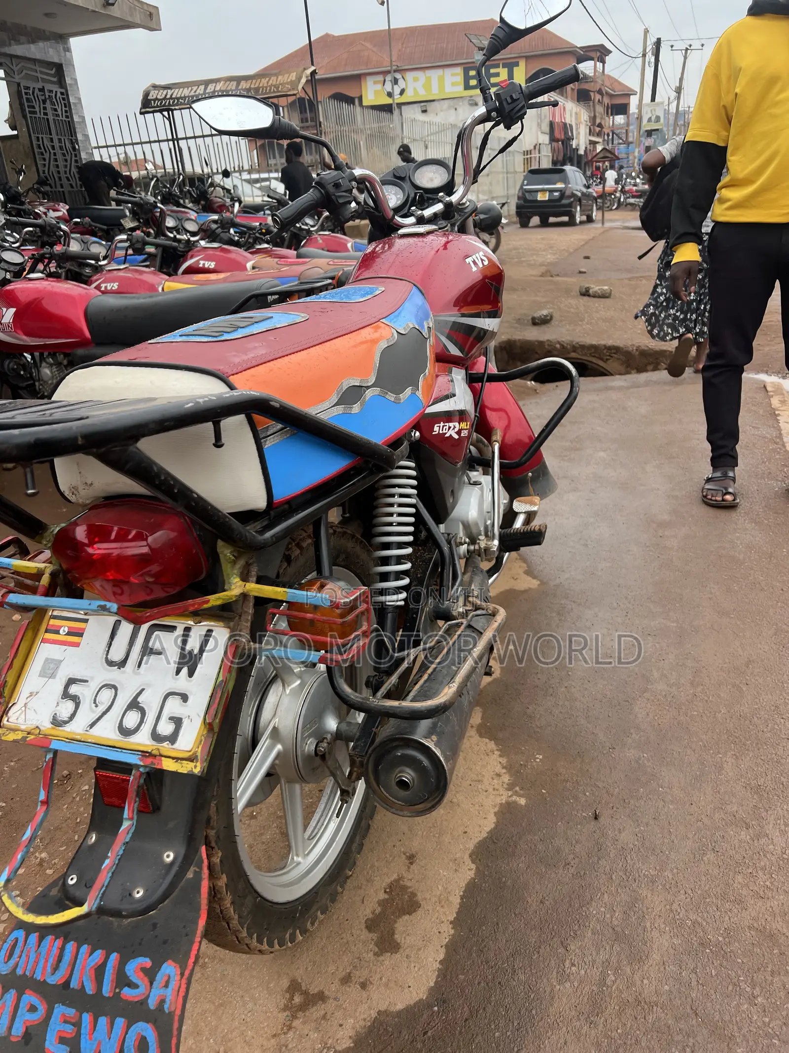 TVS HLX 125 2023 Red