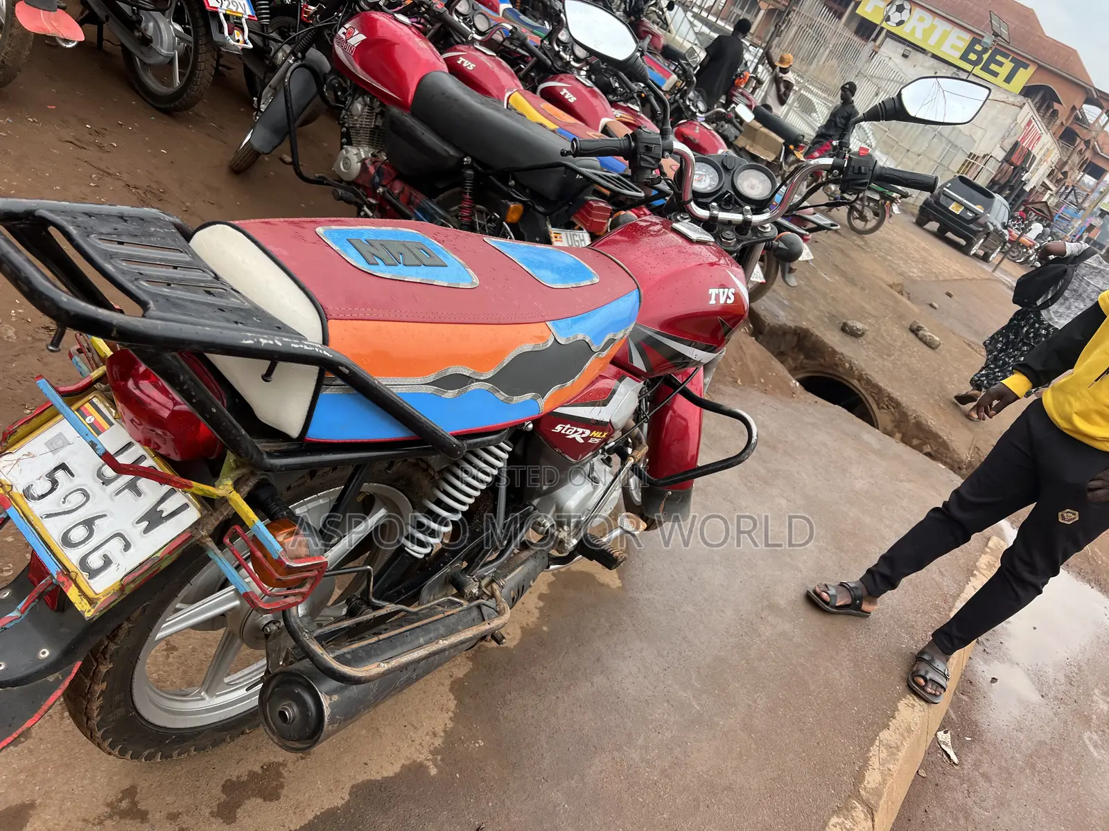 TVS HLX 125 2023 Red