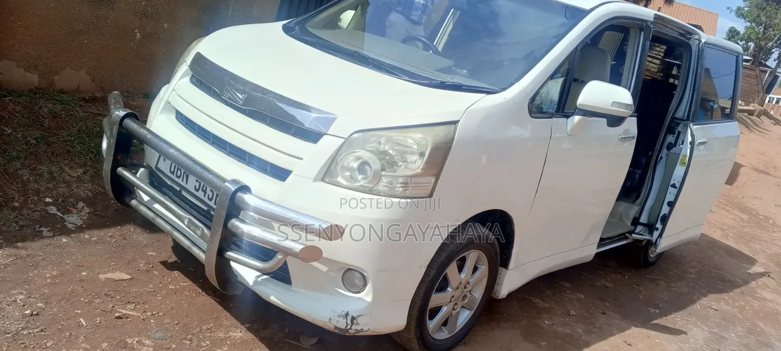 Toyota Noah 2010 White