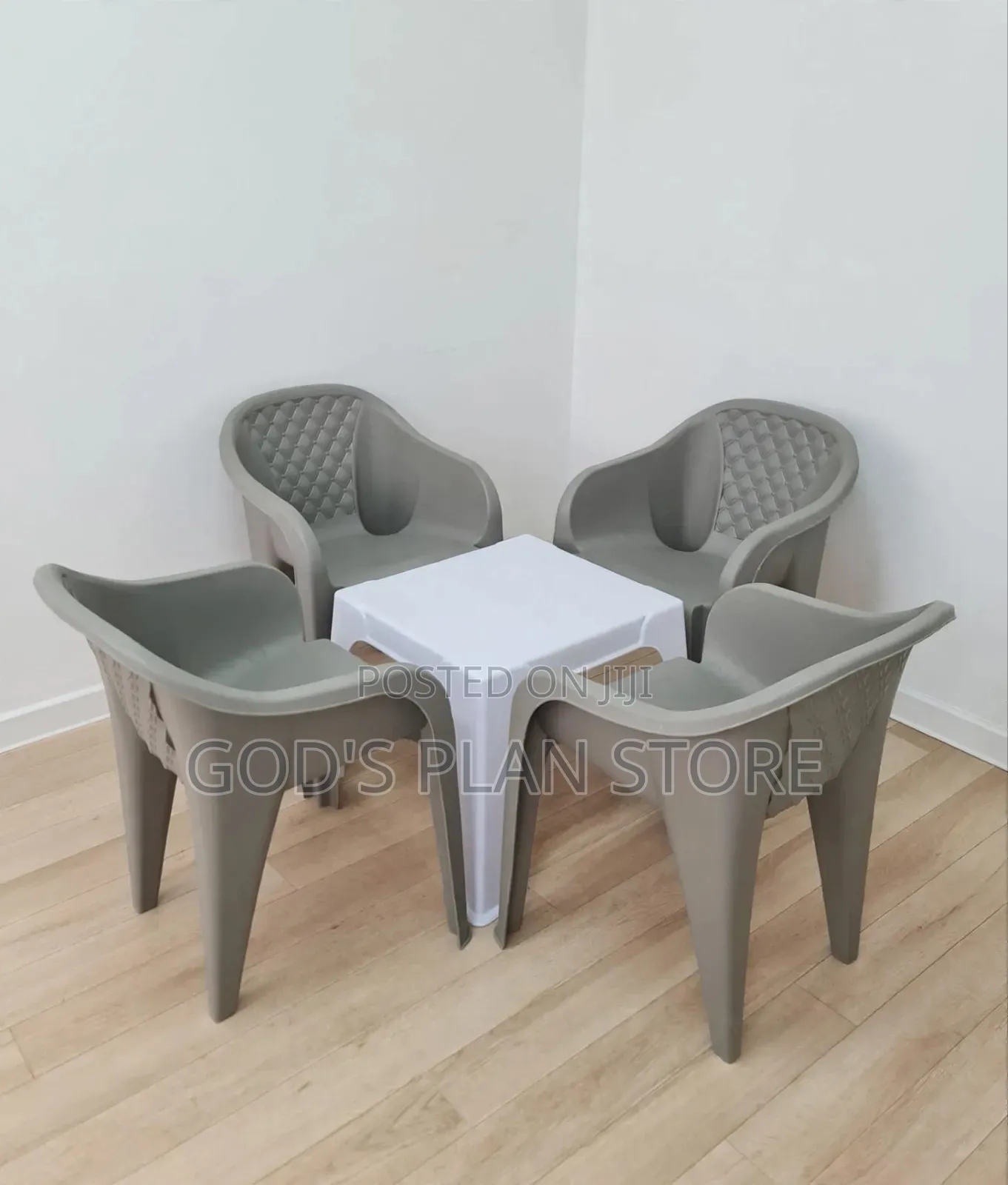 Comfortable Plastic Chairs and Table Set for Unique Bars