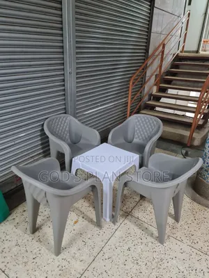 Comfortable Plastic Chairs and Table Set for Unique Bars
