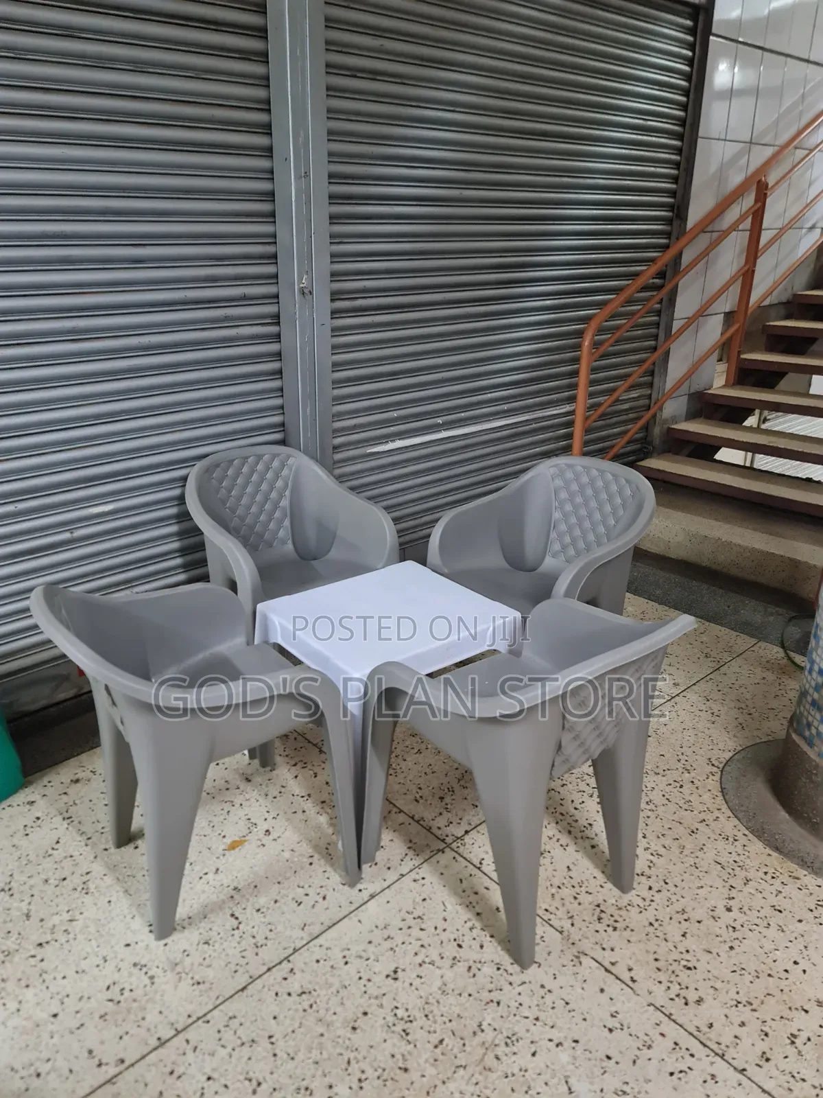 Comfortable Plastic Chairs and Table Set for Unique Bars
