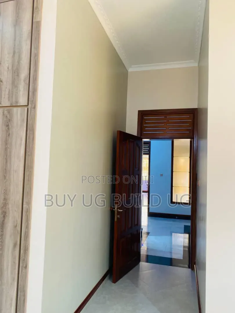 4bdrm Bungalow in Bwebajja Akright, Division A for sale