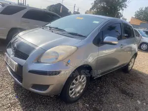 Toyota Vitz 2010 Silver