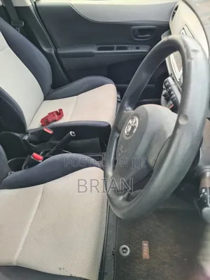 Toyota Vitz 2011 Silver