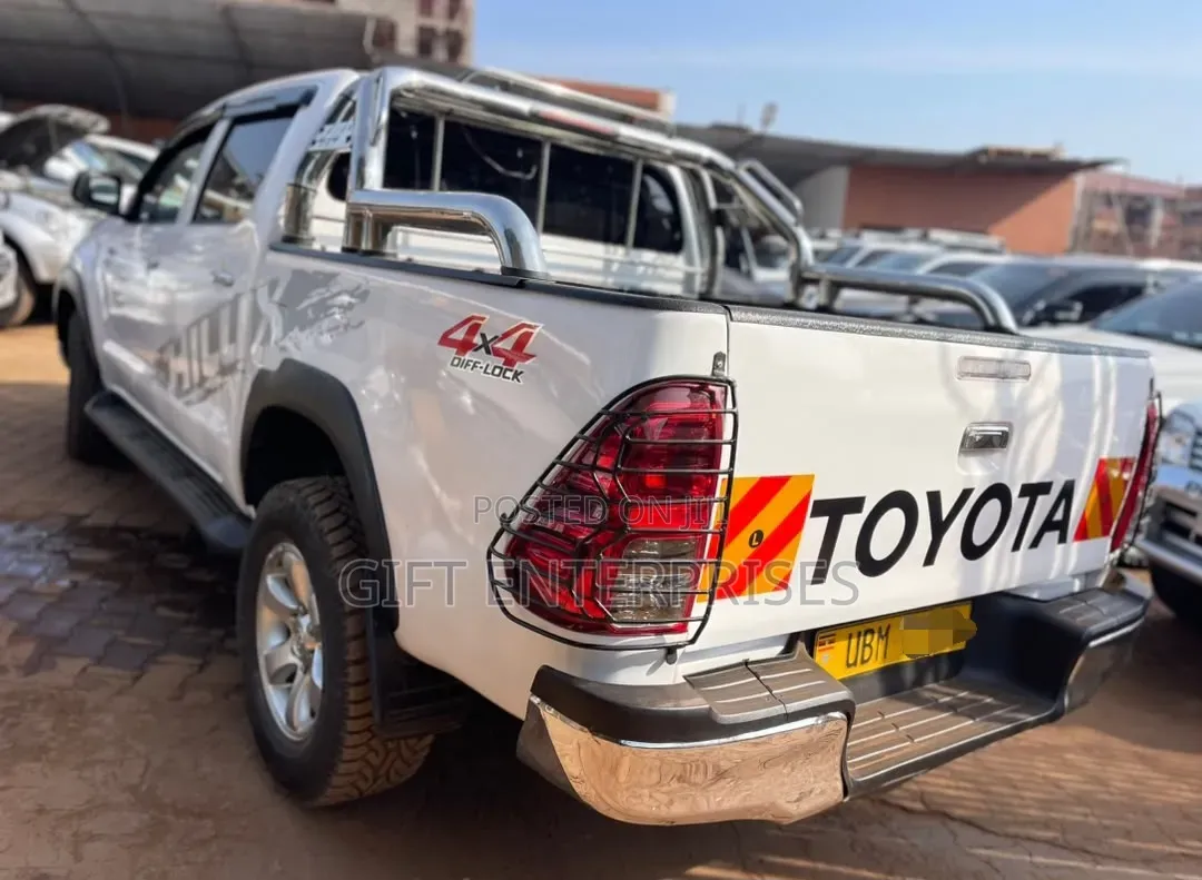 Toyota Hilux 2016 White