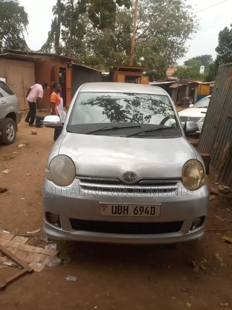 Toyota Sienta 2005 Silver