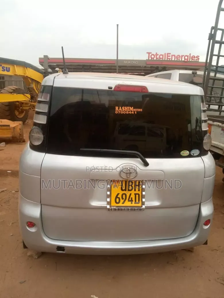 Toyota Sienta 2005 Silver