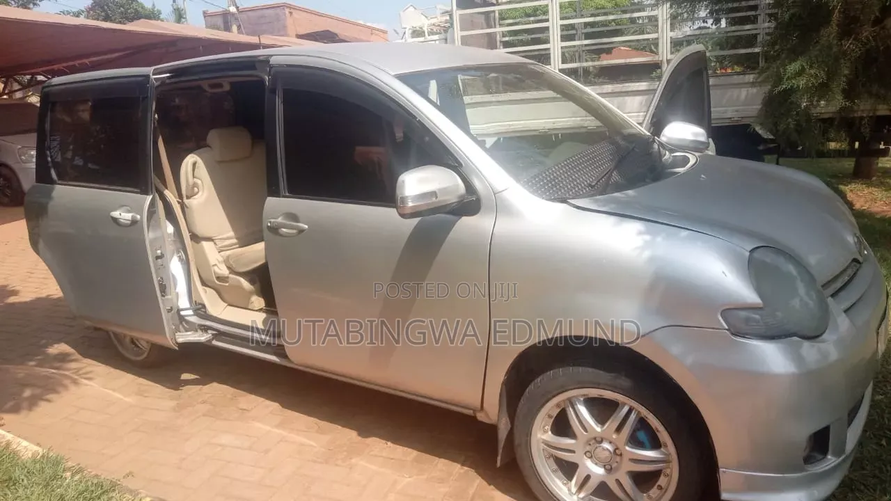 Toyota Sienta 2005 Silver