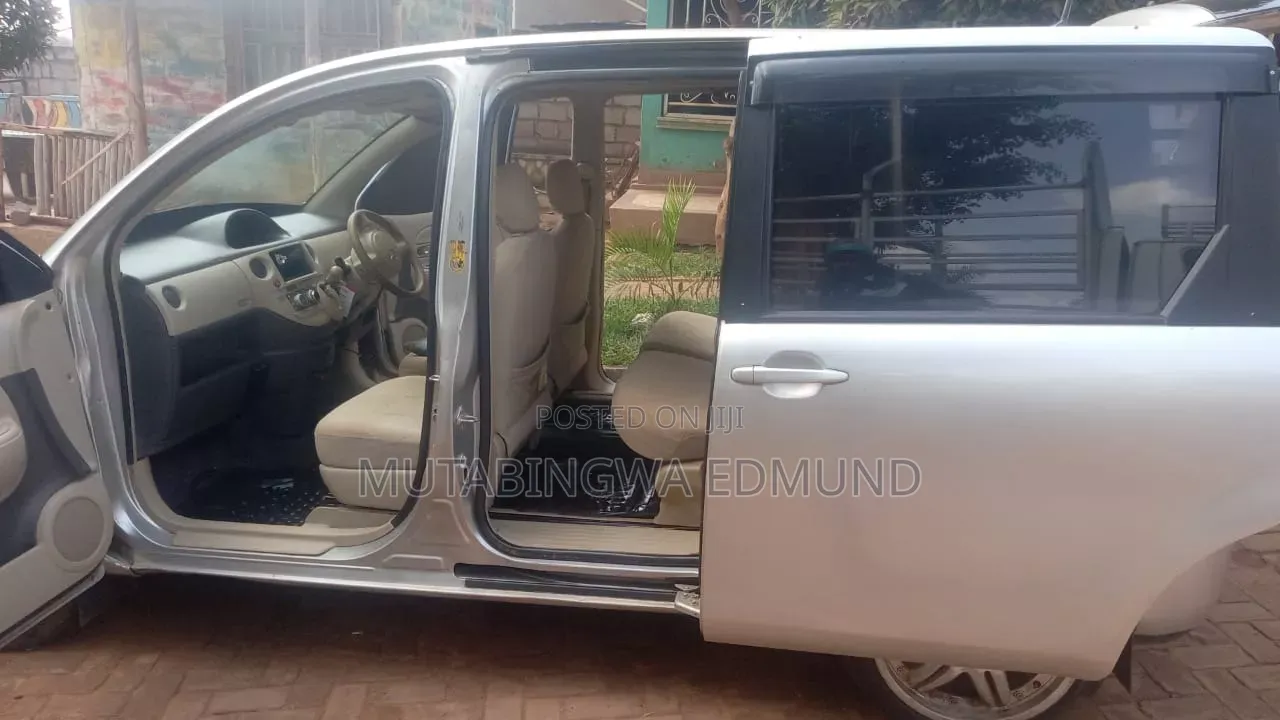 Toyota Sienta 2005 Silver