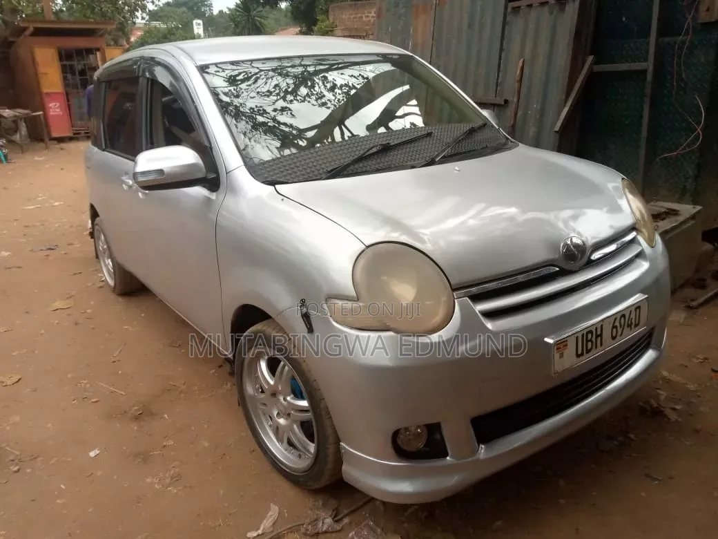 Toyota Sienta 2005 Silver