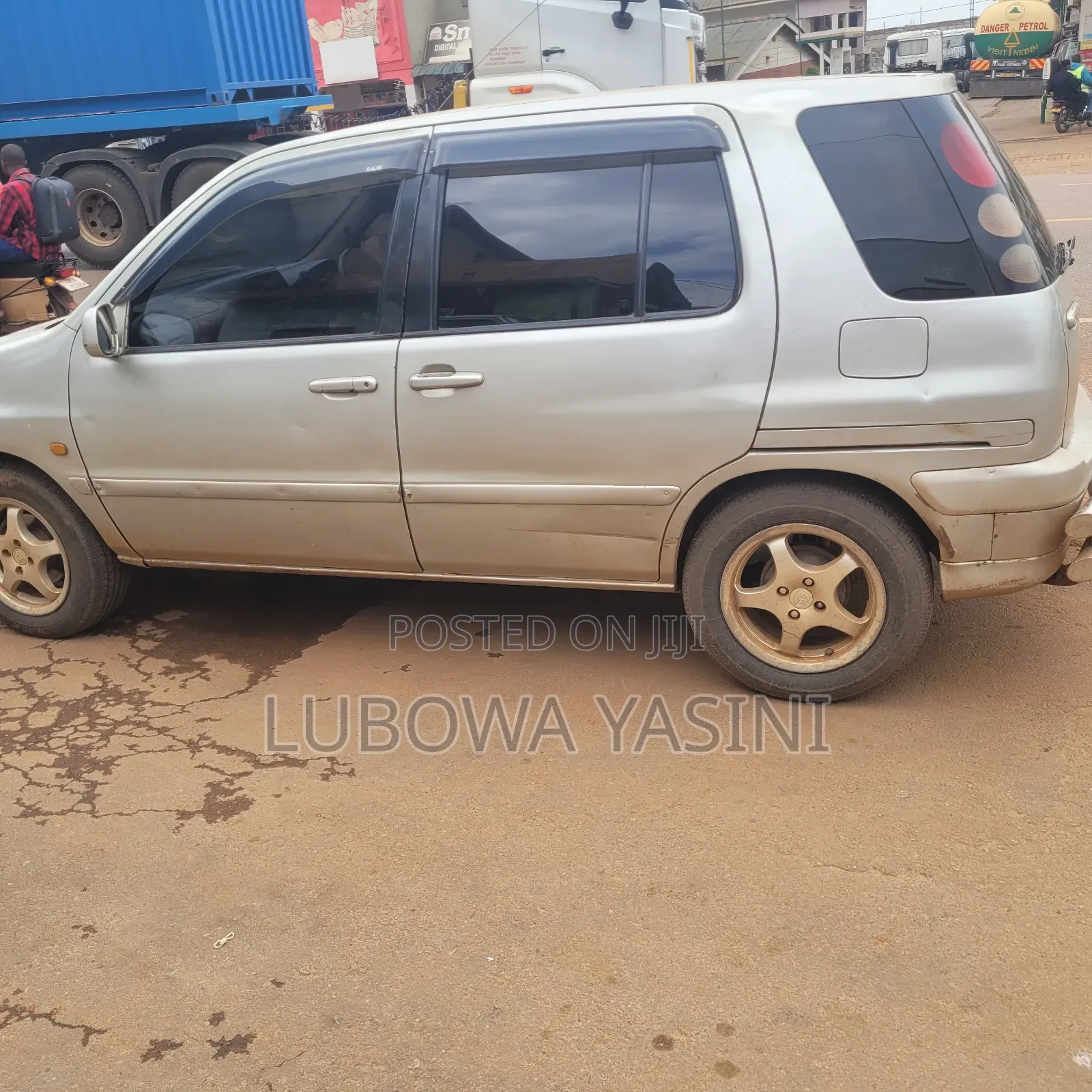 Toyota Raum 2000 Silver