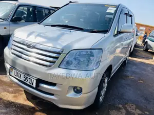Toyota Noah 2.0 FWD (8 Seater) 2004